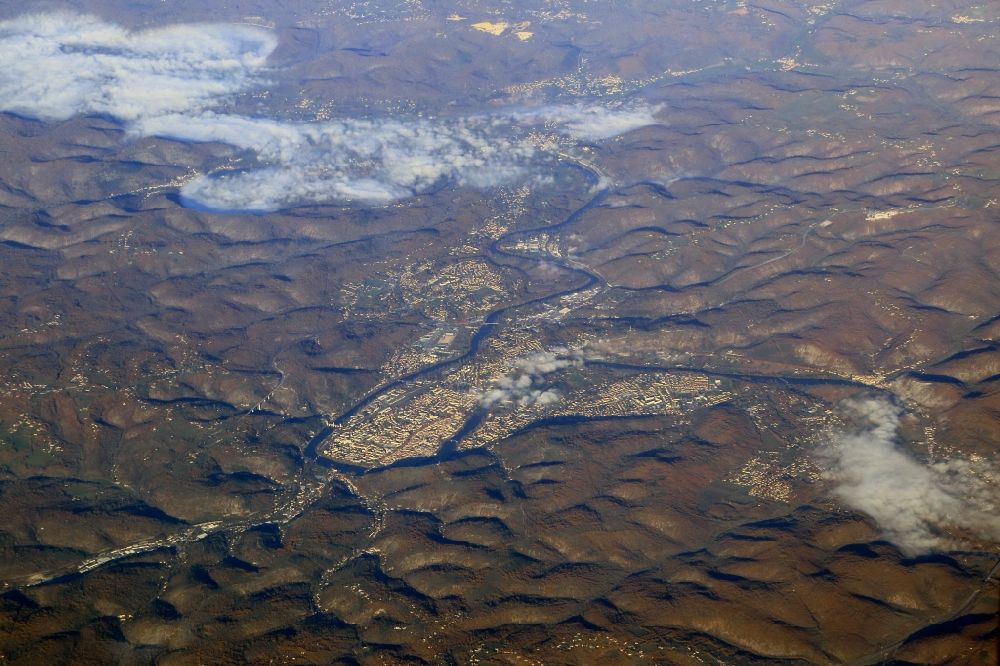 Cahors aus der Vogelperspektive: Serpentinenförmiger Fluß - Kurvenverlauf des Flusses Le Lot in Cahors in Occitanie, Frankreich