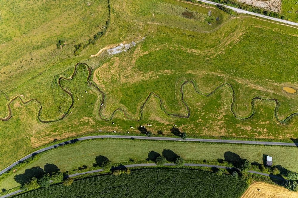 Luftbild Brilon - Serpentinenförmiger Kurvenverlauf eines Bach - Flüsschens Hunderbecke in Brilon im Bundesland Nordrhein-Westfalen, Deutschland