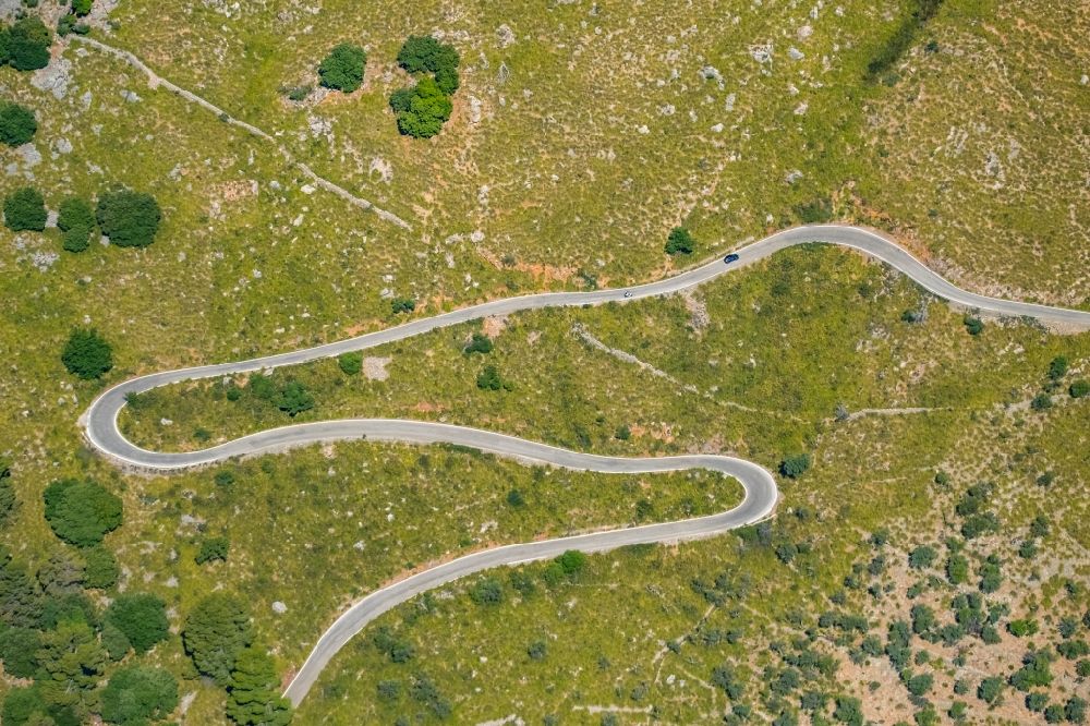 Luftaufnahme Escorca - Serpentinenförmiger Kurvenverlauf einer Straßenführung in Escorca in Balearische Insel Mallorca, Spanien