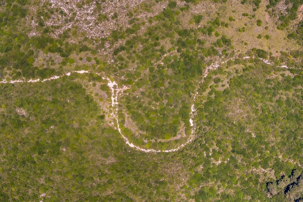 Luftbild Cala Mesquida - Serpentinenförmiger Kurvenverlauf einer Wegführung in Cala Mesquida in Balearische Inseln, Spanien