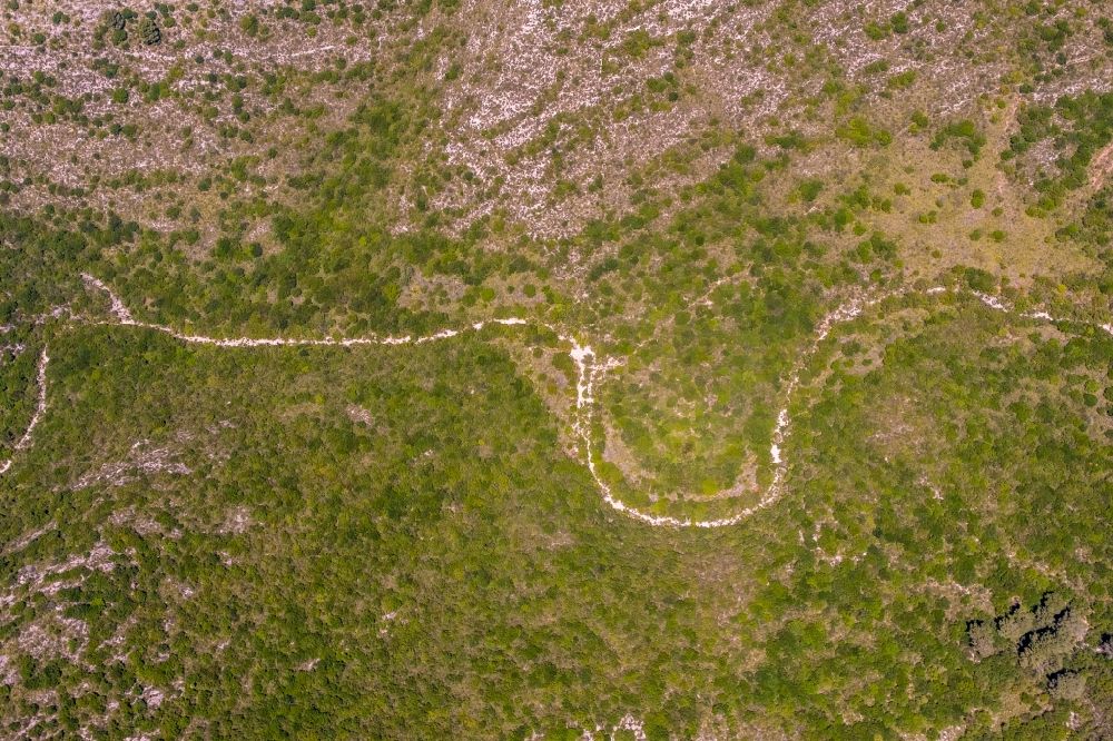 Luftaufnahme Cala Mesquida - Serpentinenförmiger Kurvenverlauf einer Wegführung in Cala Mesquida in Balearische Inseln, Spanien
