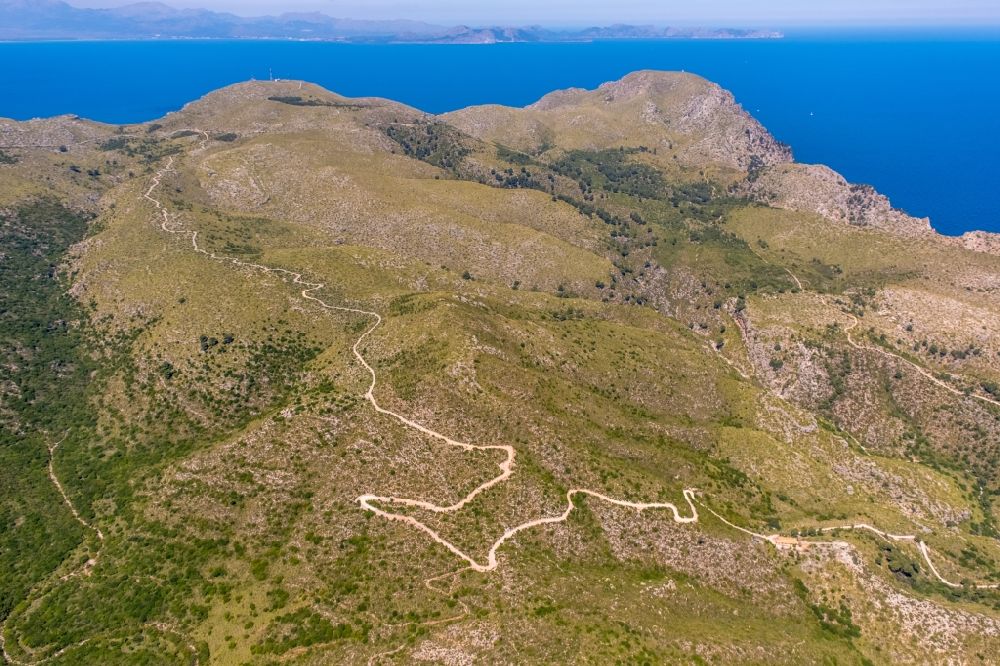 Luftbild Cala Mesquida - Serpentinenförmiger Kurvenverlauf einer Wegführung in Cala Mesquida in Balearische Inseln, Spanien