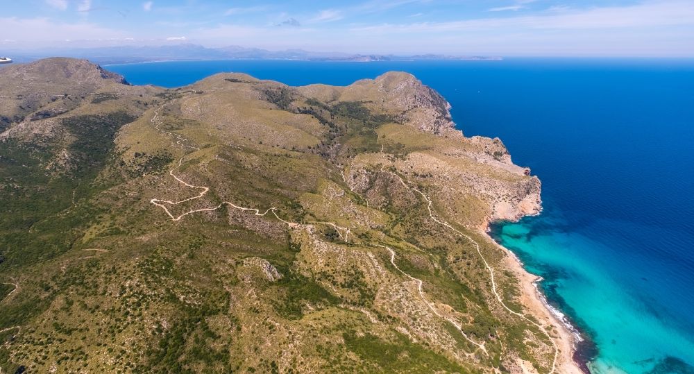 Cala Mesquida aus der Vogelperspektive: Serpentinenförmiger Kurvenverlauf einer Wegführung in Cala Mesquida in Balearische Inseln, Spanien