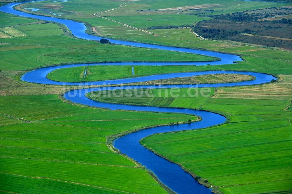 Meggerdorf von oben - Serpentinenförmiger Fluß - Kurvenverlauf Alte Sorge in Meggerdorf im Bundesland Schleswig-Holstein, Deutschland
