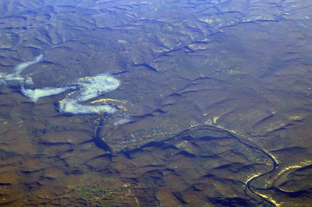 Bouzies von oben - Serpentinenförmiger Fluß - Kurvenverlauf des Flusses Le Lot bei Bouzies in Occitanie, Frankreich