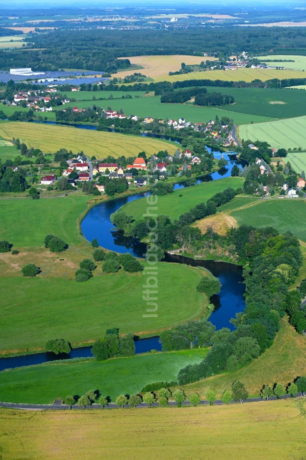 Polkenberg von oben - Serpentinenförmiger Fluß - Kurvenverlauf Freiberger Mulde in Polkenberg im Bundesland Sachsen, Deutschland