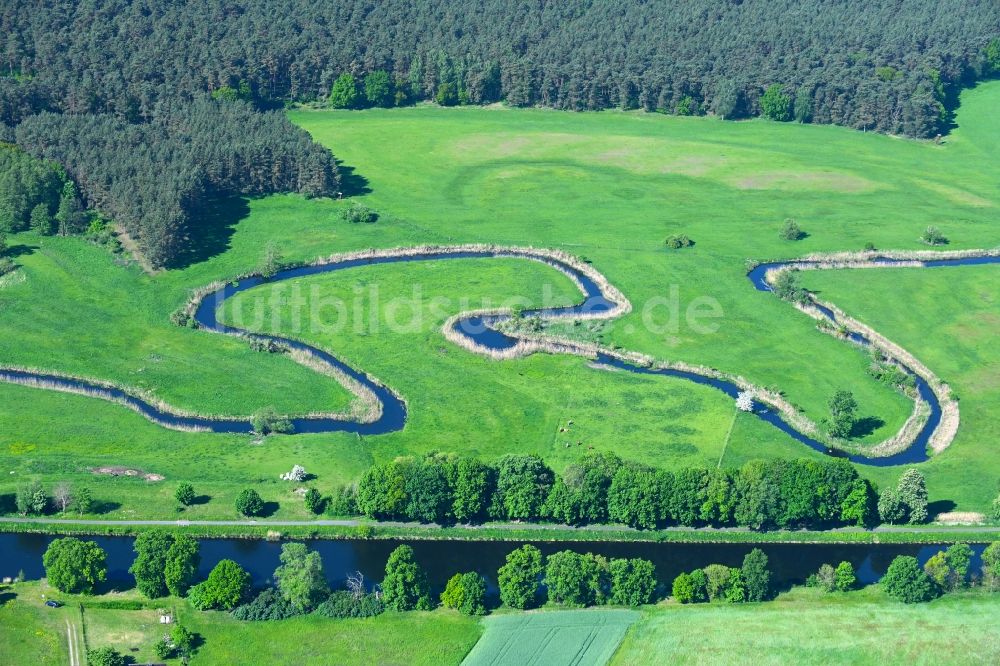 Krewelin aus der Vogelperspektive: Serpentinenförmiger Fluß - Kurvenverlauf der Havel in Krewelin im Bundesland Brandenburg, Deutschland