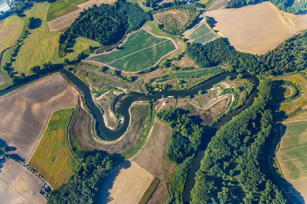 Olfen von oben - Serpentinenförmiger Fluss- Kurvenverlauf der Lippe in Olfen im Bundesland Nordrhein-Westfalen, Deutschland