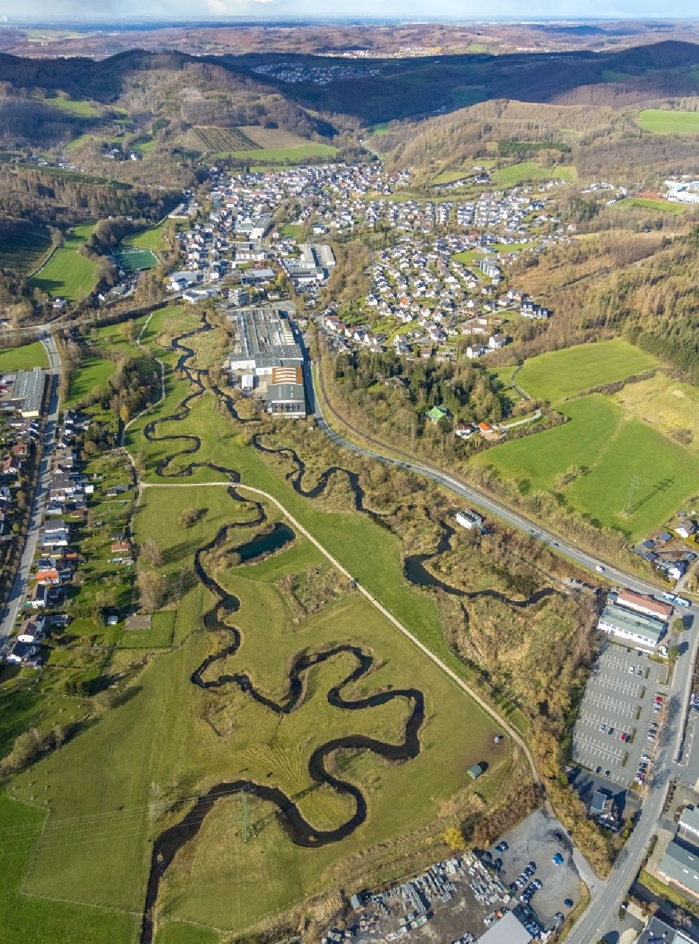 Luftbild Tiefenhagen - Serpentinenförmiger Fluss- Kurvenverlauf von Sorpe und Röhr in Tiefenhagen im Bundesland Nordrhein-Westfalen, Deutschland
