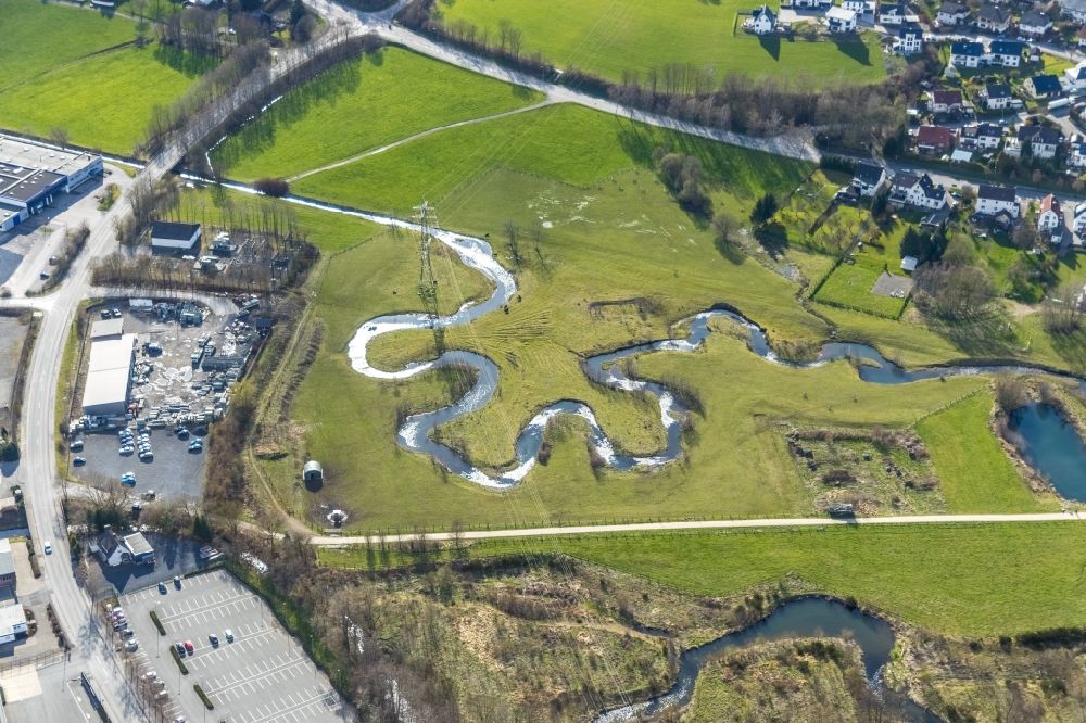 Luftaufnahme Tiefenhagen - Serpentinenförmiger Fluss- Kurvenverlauf der Sorpe in Tiefenhagen im Bundesland Nordrhein-Westfalen, Deutschland