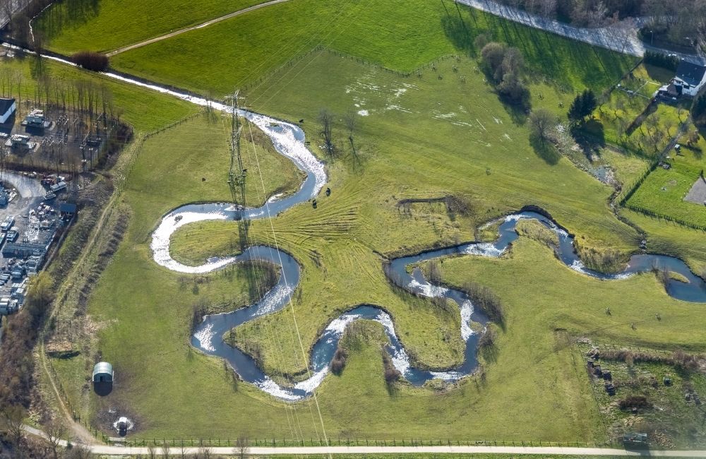 Tiefenhagen von oben - Serpentinenförmiger Fluss- Kurvenverlauf der Sorpe in Tiefenhagen im Bundesland Nordrhein-Westfalen, Deutschland