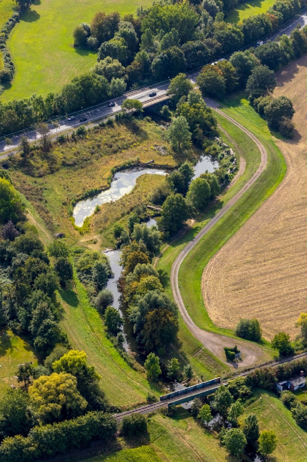 Hamm von oben - Serpentinenförmiger Kurvenverlauf eines Bach - Flüsschens der Ahse mit angeschlossenem Teich in Hamm im Bundesland Nordrhein-Westfalen, Deutschland