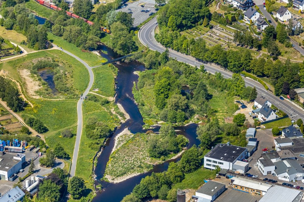 Luftaufnahme Finnentrop - Serpentinenförmiger Kurvenverlauf eines Bach - Flüsschens der Lenne in Finnentrop im Bundesland Nordrhein-Westfalen, Deutschland