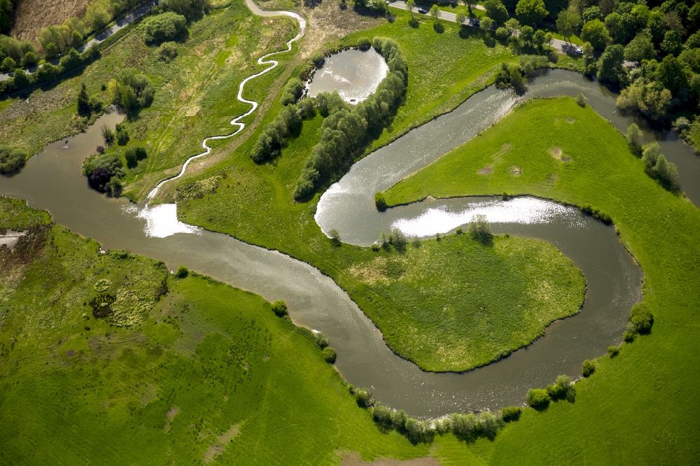 Hamm von oben - Serpentinenförmiger Kurvenverlauf eines Bach - Flüsschens Lippe in Hamm im Bundesland Nordrhein-Westfalen