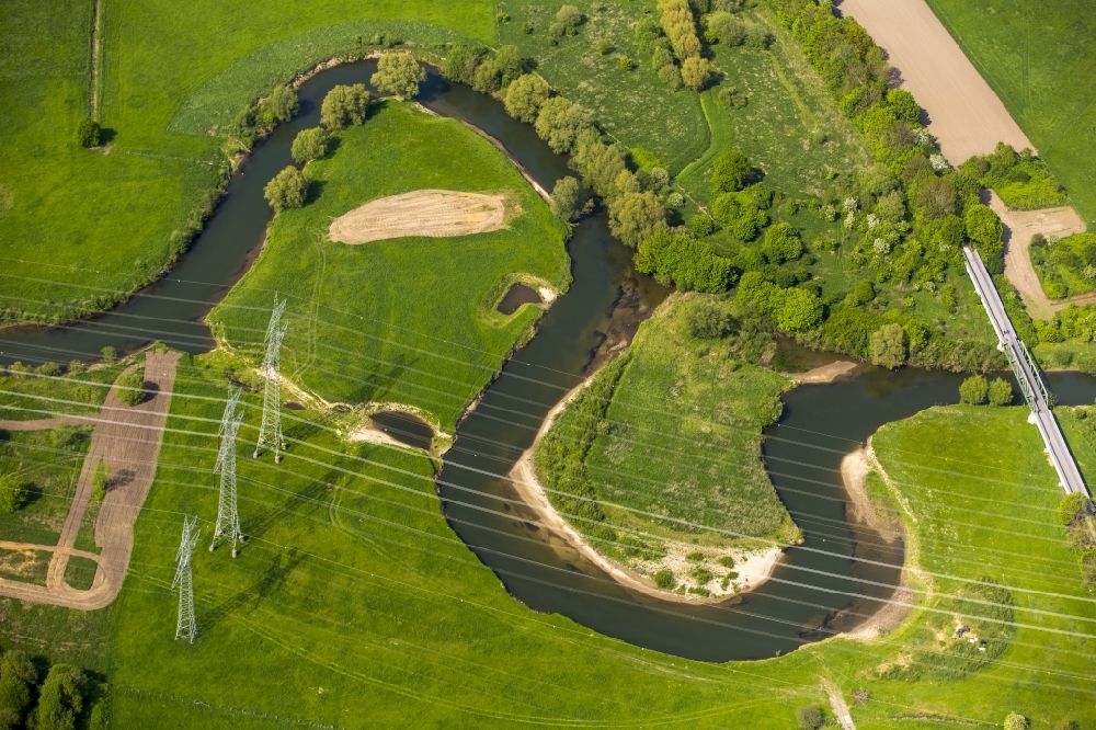 Hamm aus der Vogelperspektive: Serpentinenförmiger Kurvenverlauf eines Bach - Flüsschens Lippe in Hamm im Bundesland Nordrhein-Westfalen