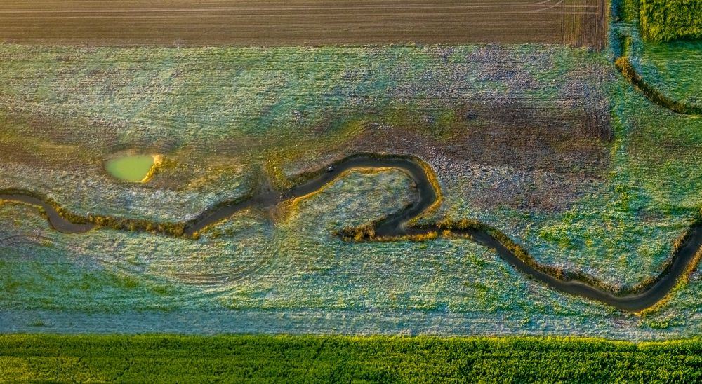 Luftaufnahme Hamm - Serpentinenförmiger Kurvenverlauf eines Bach - Flüsschens im Ortsteil Uentrop in Hamm im Bundesland Nordrhein-Westfalen, Deutschland