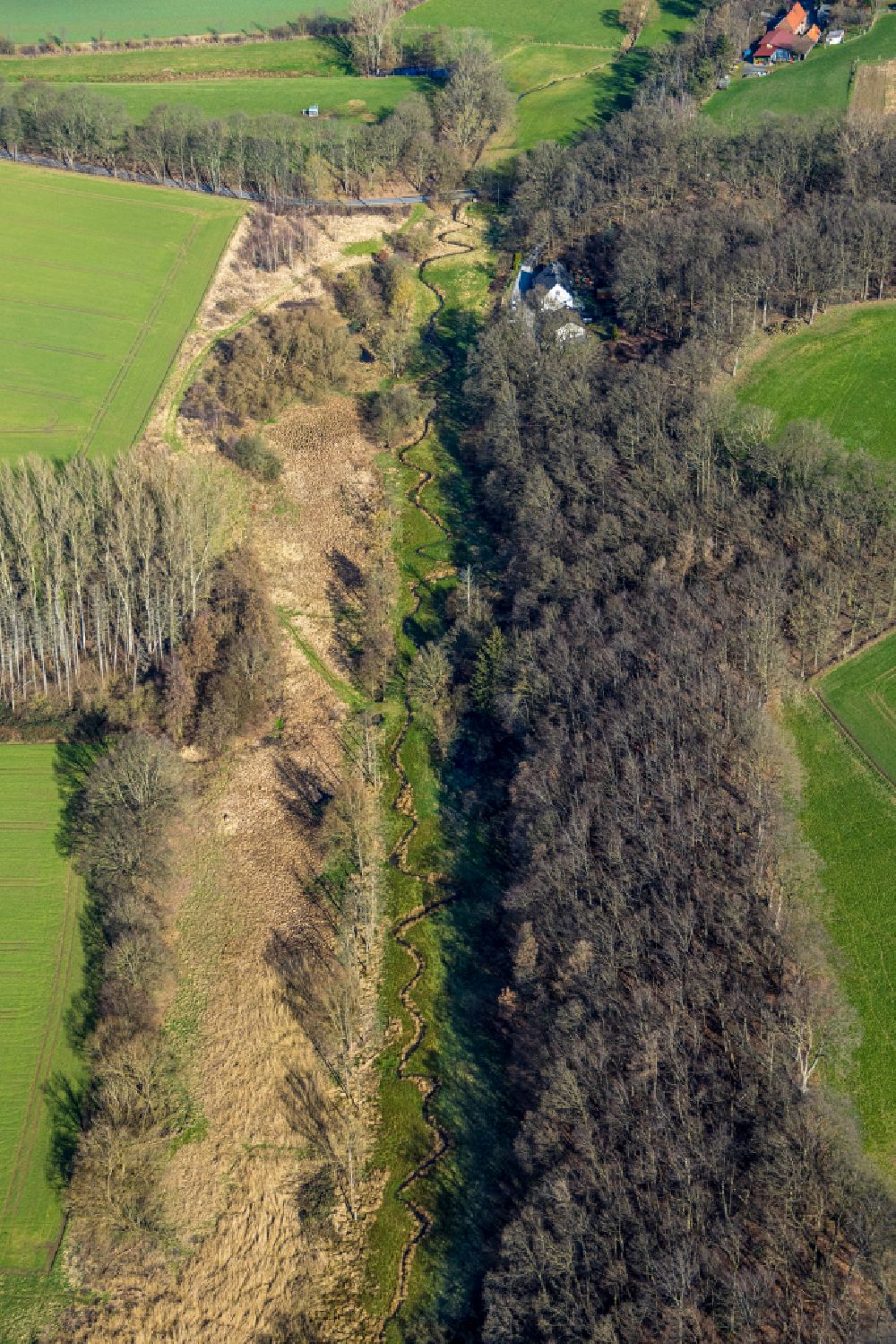 Langschede von oben - Serpentinenförmiger Kurvenverlauf eines Bach - Flüsschens Strickherdicker Bach in Langschede im Bundesland Nordrhein-Westfalen, Deutschland