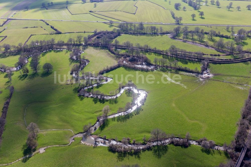 Luftbild Sully - Serpentinenförmiger Kurvenverlauf eines Bach - Flüsschens in Sully in Bourgogne-Franche-Comte, Frankreich