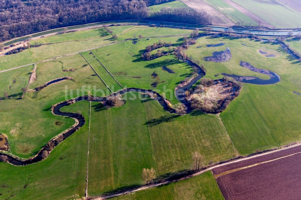 Luftbild Hochfelden - Serpentinenförmiger Kurvenverlauf eines Bach - Flüsschens Zorn in Hochfelden in Grand Est, Frankreich