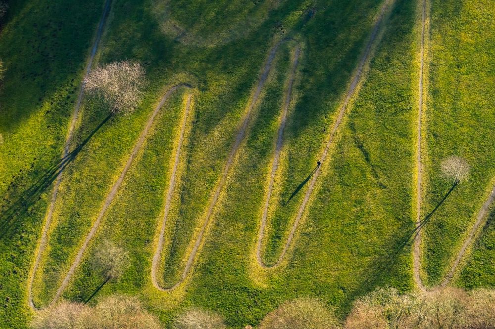 Ennepetal aus der Vogelperspektive: Serpentinenförmiger Kurvenverlauf eines Coronar-Übungswegs in Ennepetal im Bundesland Nordrhein-Westfalen, Deutschland