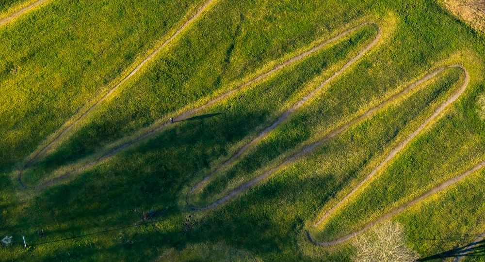 Luftaufnahme Ennepetal - Serpentinenförmiger Kurvenverlauf eines Coronar-Übungswegs in Ennepetal im Bundesland Nordrhein-Westfalen, Deutschland