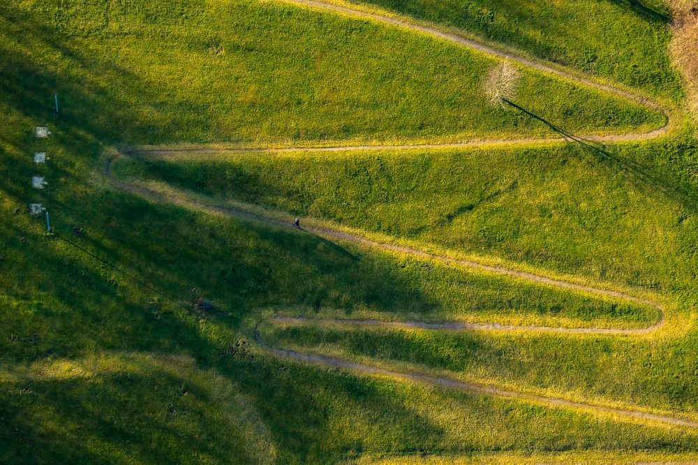 Ennepetal aus der Vogelperspektive: Serpentinenförmiger Kurvenverlauf eines Coronar-Übungswegs in Ennepetal im Bundesland Nordrhein-Westfalen, Deutschland