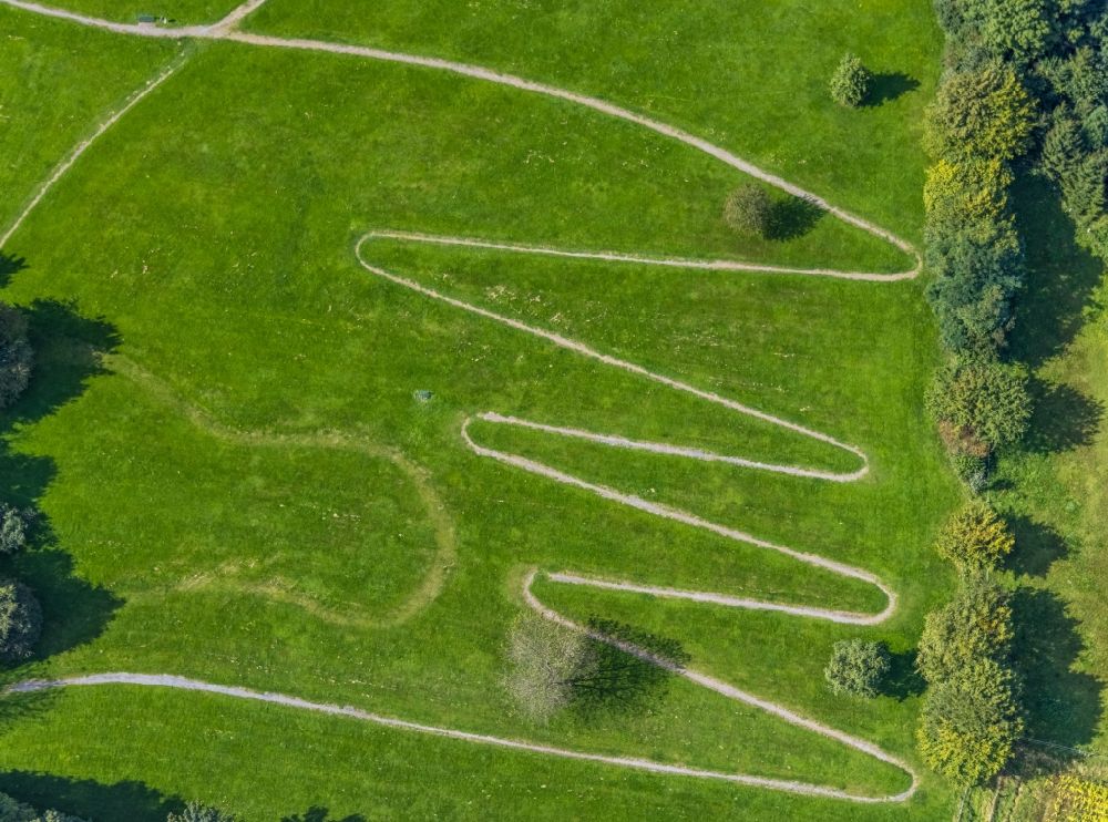 Luftbild Ennepetal - Serpentinenförmiger Kurvenverlauf eines Coronar-Übungswegs in Ennepetal im Bundesland Nordrhein-Westfalen, Deutschland