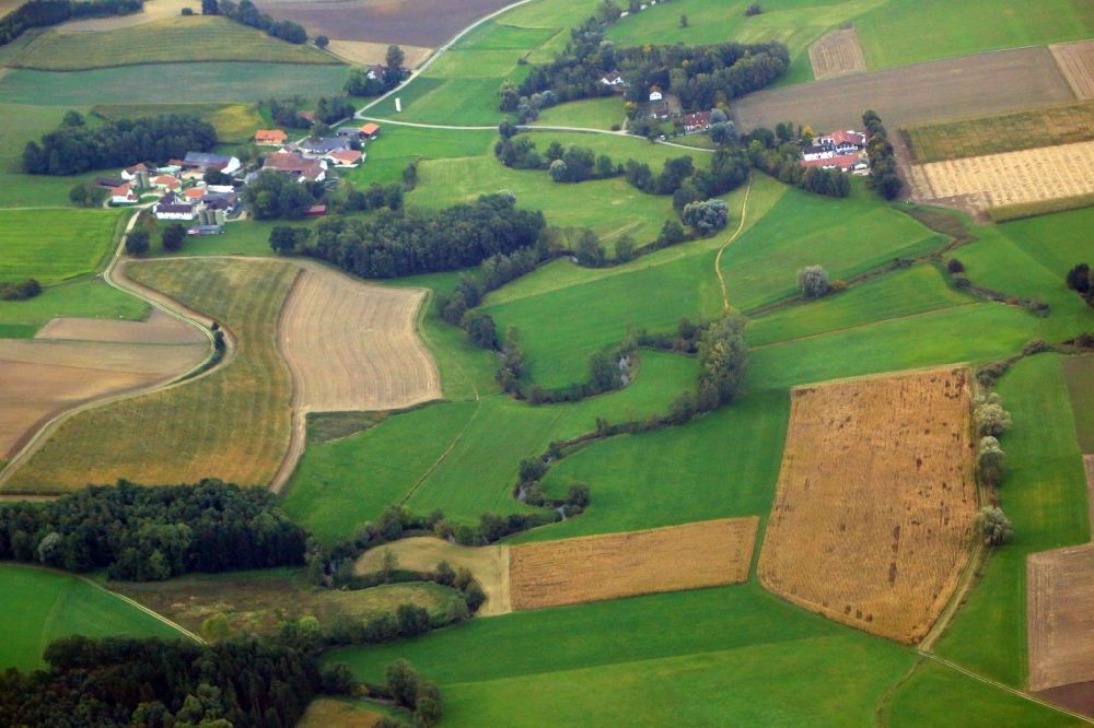 Luftbild Bockhorn - Serpentinenförmiger Kurvenverlauf des Flüsschens Strogen beim Ortsteil Aurlfing in Bockhorn im Bundesland Bayern, Deutschland
