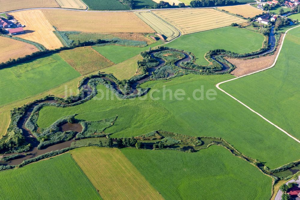 Frontenhausen aus der Vogelperspektive: Serpentinenförmiger Kurvenverlauf des Flüsschens Vils in Frontenhausen im Bundesland Bayern, Deutschland