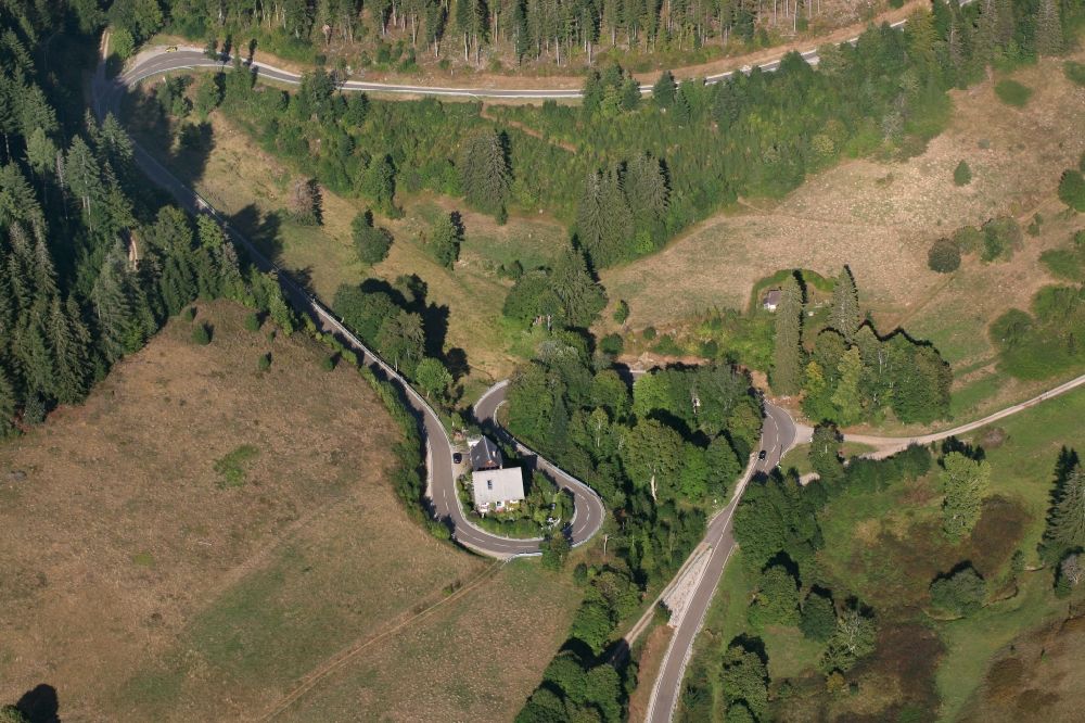 Luftaufnahme Müllheim - Serpentinenförmiger Kurvenverlauf der Landstraße L131 im Ortsteil Sirnitz von Müllheim im Bundesland Baden-Württemberg, Deutschland