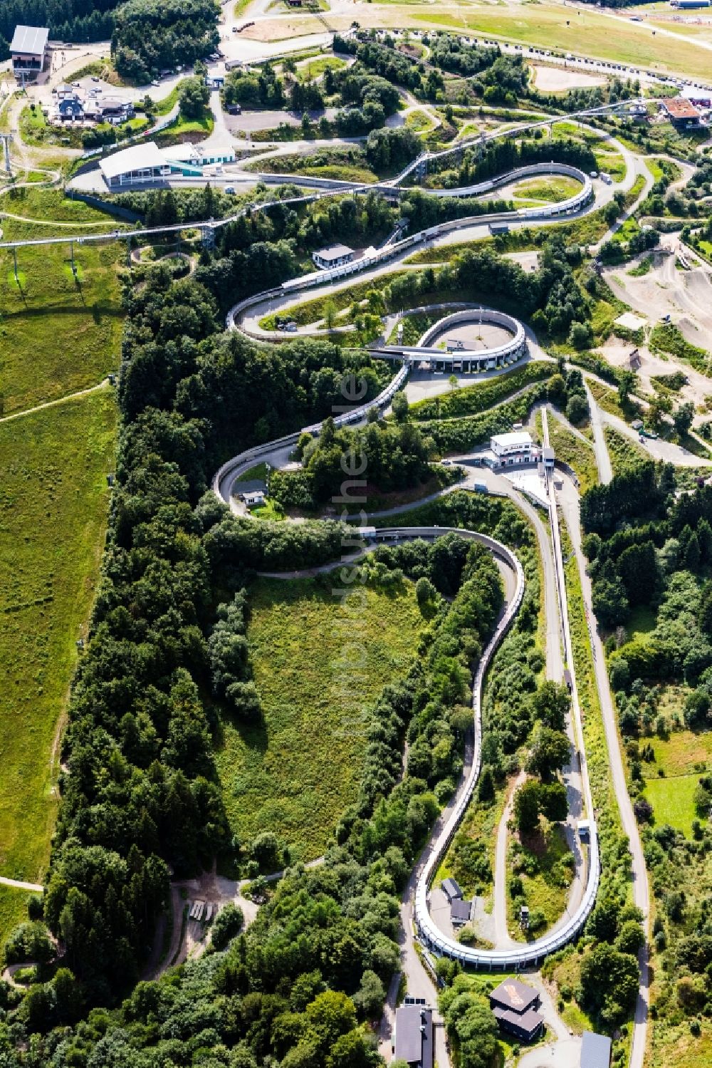 Luftbild Winterberg - Serpentinenförmiger Kurvenverlauf der Rennbahn- Streckenführung der Bobbahn Winterberg Hochsauerland in Winterberg im Bundesland Nordrhein-Westfalen