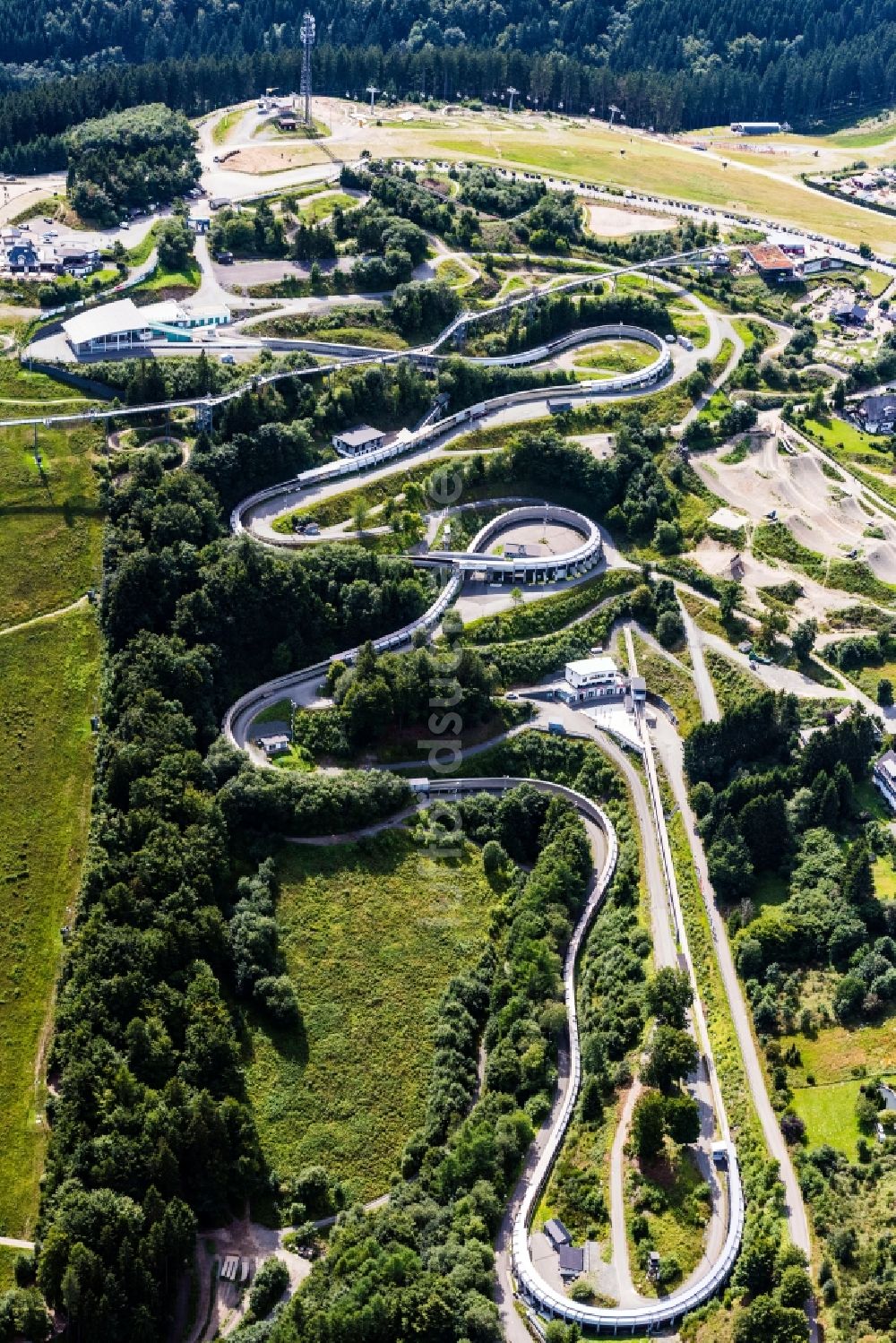 Luftaufnahme Winterberg - Serpentinenförmiger Kurvenverlauf der Rennbahn- Streckenführung der Bobbahn Winterberg Hochsauerland in Winterberg im Bundesland Nordrhein-Westfalen