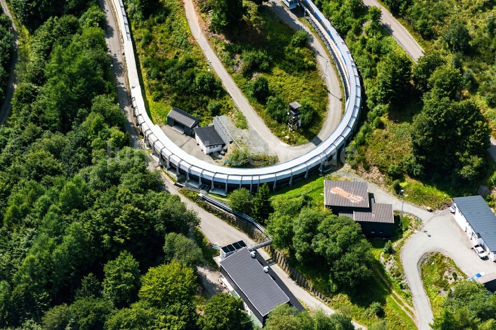 Winterberg von oben - Serpentinenförmiger Kurvenverlauf der Rennbahn- Streckenführung der Bobbahn Winterberg Hochsauerland in Winterberg im Bundesland Nordrhein-Westfalen