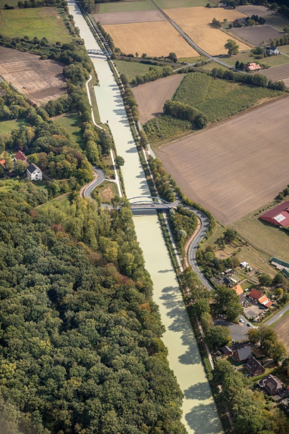 Hamm von oben - Serpentinenförmiger Kurvenverlauf einer Straßenführung Alter Uentroper Weg in Hamm im Bundesland Nordrhein-Westfalen, Deutschland