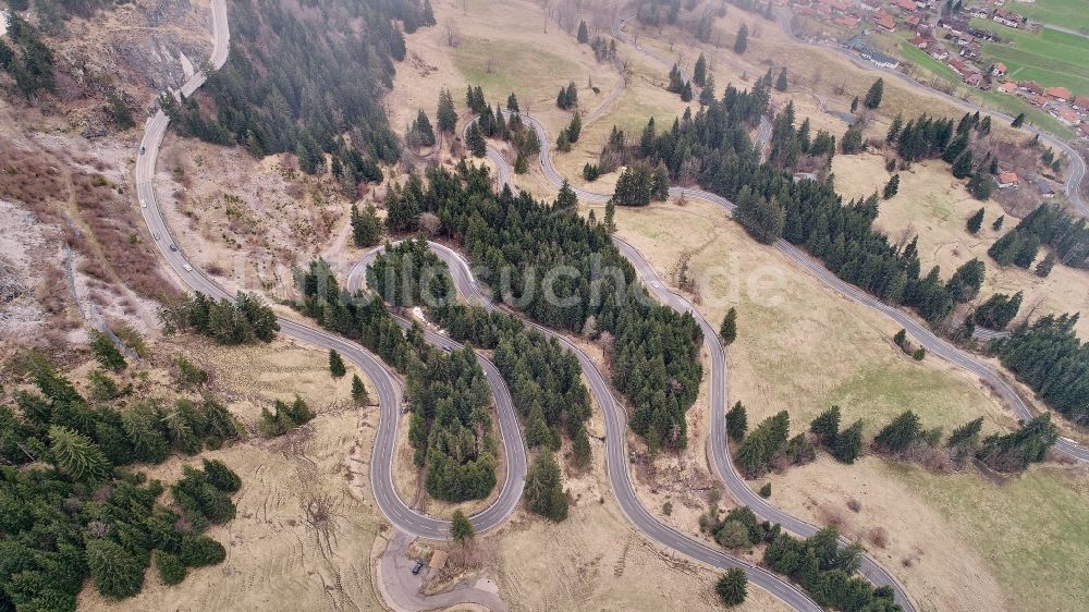Luftbild Bad Hindelang - Serpentinenförmiger Kurvenverlauf einer Straßenführung in Bad Hindelang im Bundesland Bayern, Deutschland