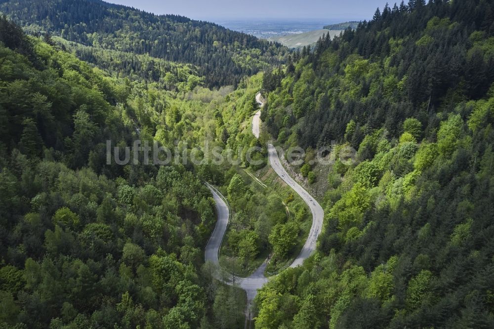 Luftbild Baden-Baden - Serpentinenförmiger Kurvenverlauf einer Straßenführung in Baden-Baden im Bundesland Baden-Württemberg, Deutschland
