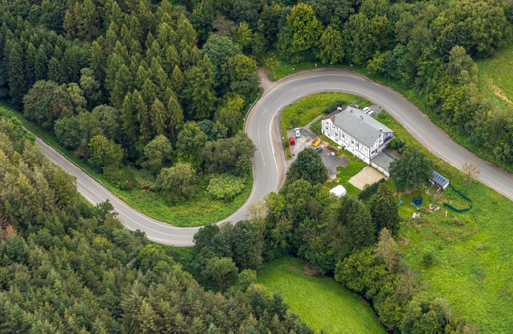 Luftbild Breckerfeld - Serpentinenförmiger Kurvenverlauf einer Straßenführung in Breckerfeld im Bundesland Nordrhein-Westfalen, Deutschland