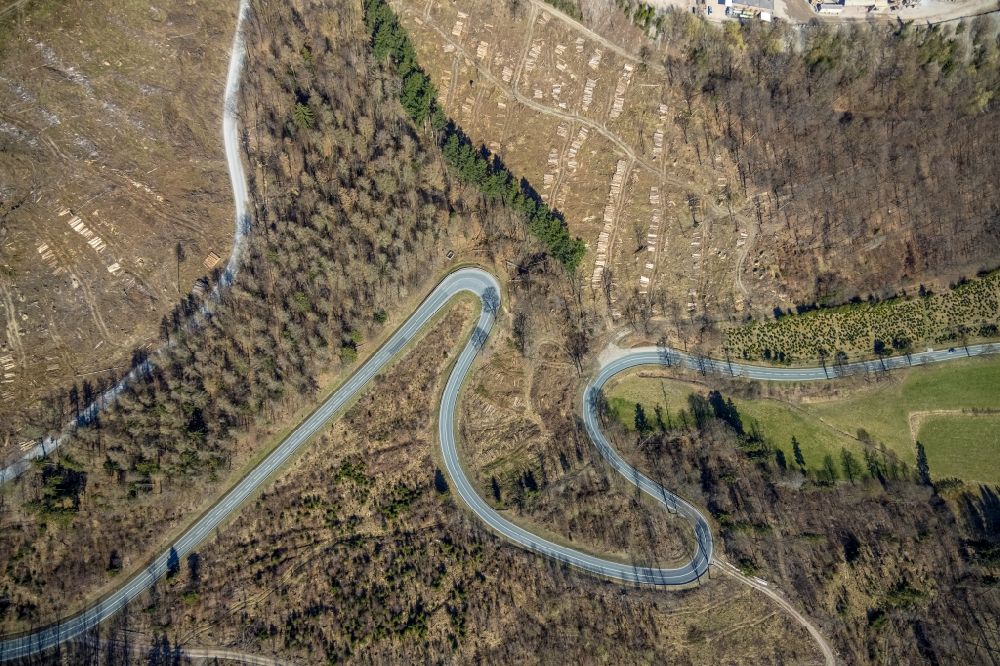 Brilon von oben - Serpentinenförmiger Kurvenverlauf einer Straßenführung der L870 in Brilon im Bundesland Nordrhein-Westfalen, Deutschland