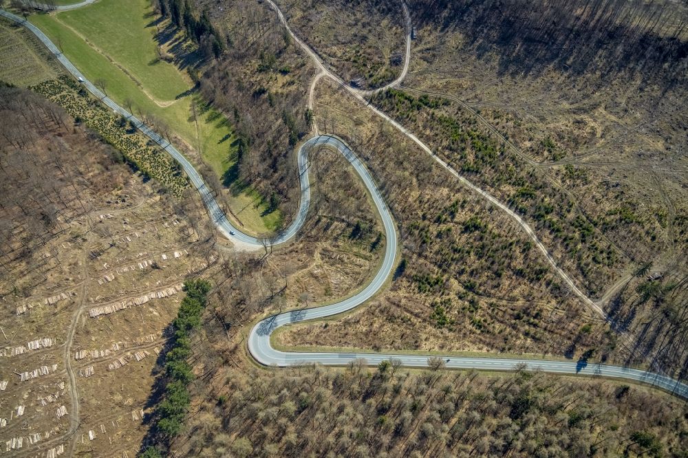 Luftbild Brilon - Serpentinenförmiger Kurvenverlauf einer Straßenführung der L870 in Brilon im Bundesland Nordrhein-Westfalen, Deutschland