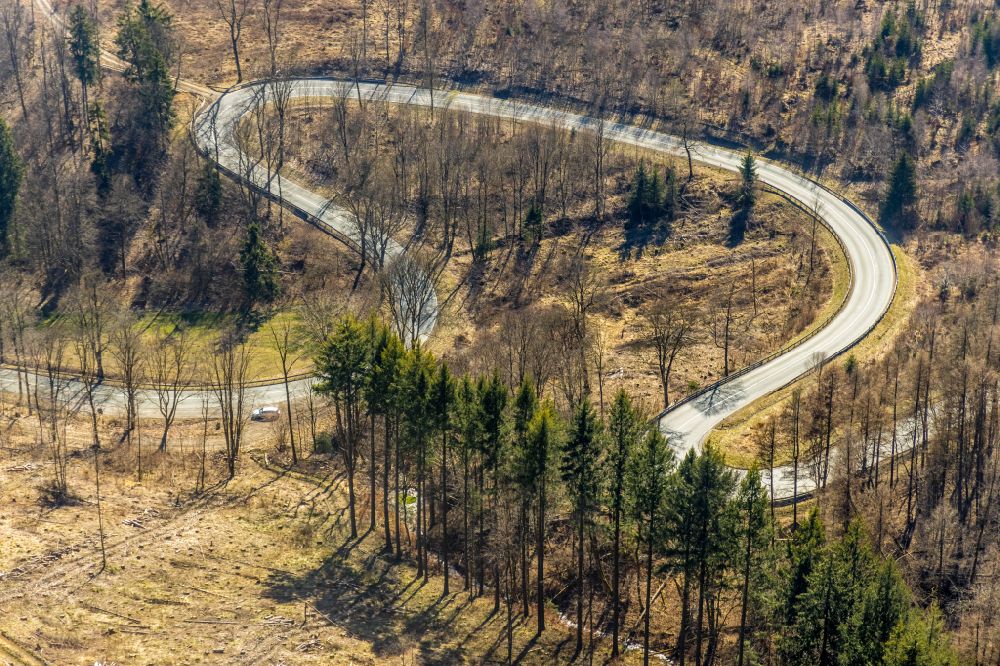 Brilon aus der Vogelperspektive: Serpentinenförmiger Kurvenverlauf einer Straßenführung der L870 in Brilon im Bundesland Nordrhein-Westfalen, Deutschland