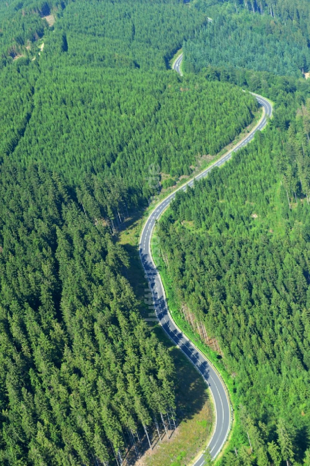Hahnenklee von oben - Serpentinenförmiger Kurvenverlauf einer Straßenführung Bundesstraße B 241 im Wald bei Hahnenklee im Bundesland Niedersachsen, Deutschland