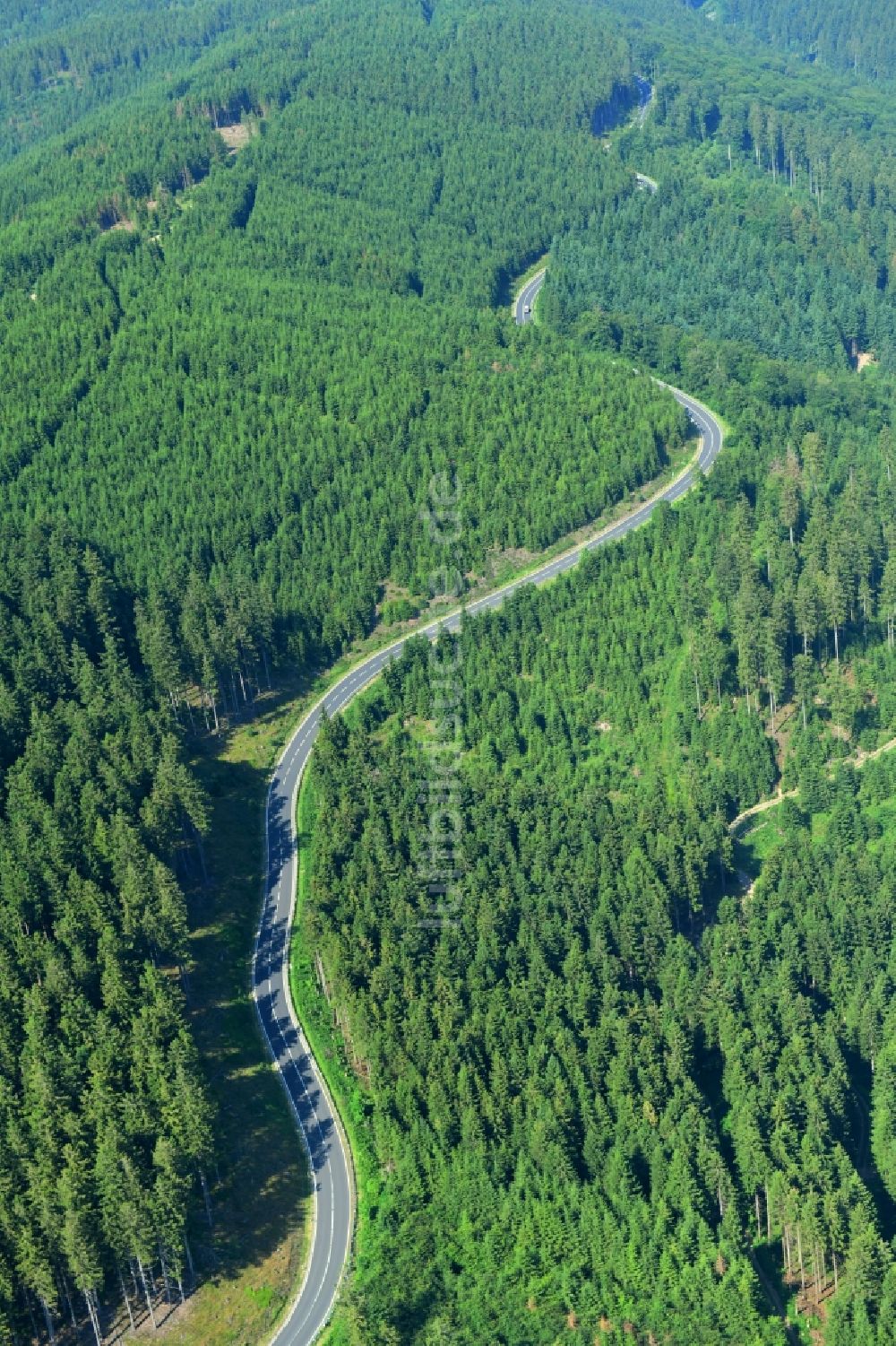 Hahnenklee aus der Vogelperspektive: Serpentinenförmiger Kurvenverlauf einer Straßenführung Bundesstraße B 241 im Wald bei Hahnenklee im Bundesland Niedersachsen, Deutschland