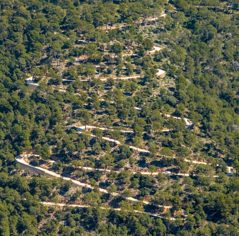 Luftbild Bunyola - Serpentinenförmiger Kurvenverlauf einer Straßenführung in Bunyola in Balearische Insel Mallorca, Spanien