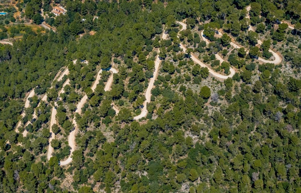 Bunyola aus der Vogelperspektive: Serpentinenförmiger Kurvenverlauf einer Straßenführung in Bunyola in Balearische Insel Mallorca, Spanien