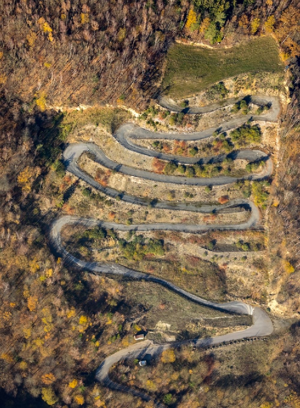 Luftaufnahme Dümmlinghausen - Serpentinenförmiger Kurvenverlauf einer Straßenführung in Dümmlinghausen im Bundesland Nordrhein-Westfalen, Deutschland