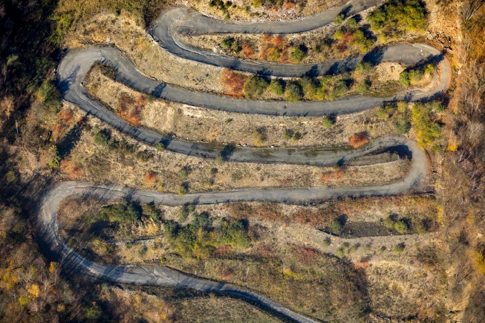 Dümmlinghausen von oben - Serpentinenförmiger Kurvenverlauf einer Straßenführung in Dümmlinghausen im Bundesland Nordrhein-Westfalen, Deutschland