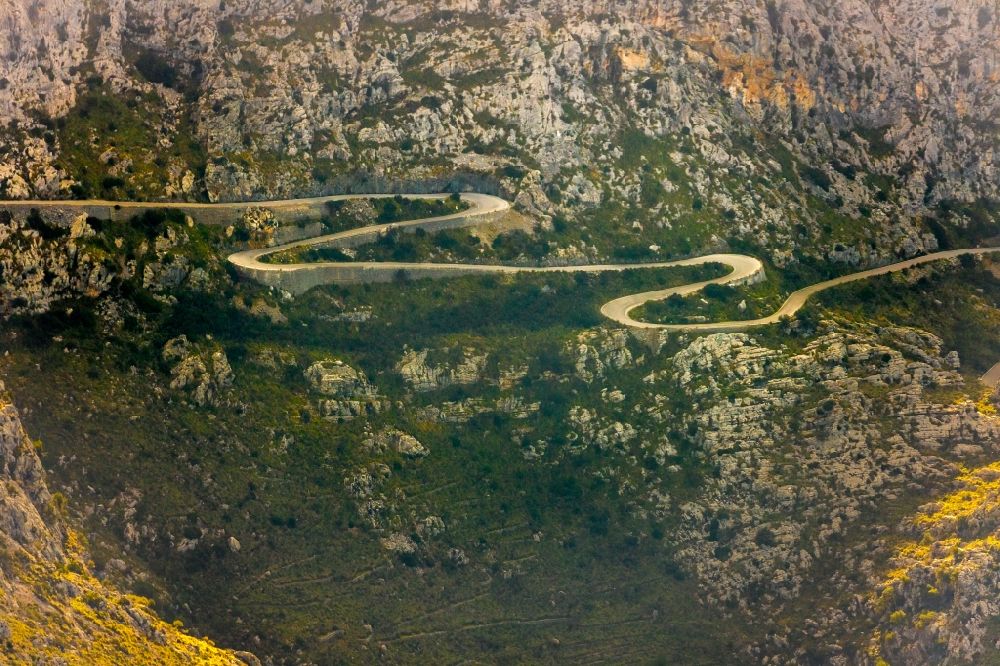 Luftbild Escorca - Serpentinenförmiger Kurvenverlauf einer Straßenführung der Ma-2141 in Escorca in Balearische Insel Mallorca, Spanien