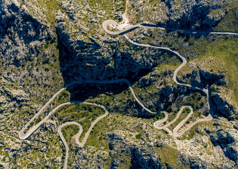 Escorca aus der Vogelperspektive: Serpentinenförmiger Kurvenverlauf einer Straßenführung in Escorca in Balearische Insel Mallorca, Spanien