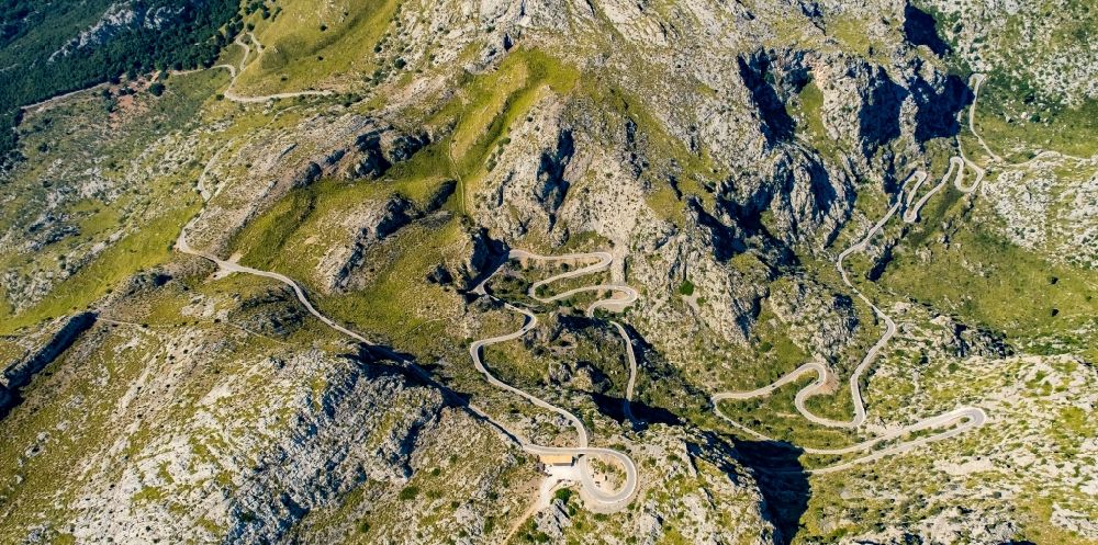 Luftbild Escorca - Serpentinenförmiger Kurvenverlauf einer Straßenführung in Escorca in Balearische Insel Mallorca, Spanien