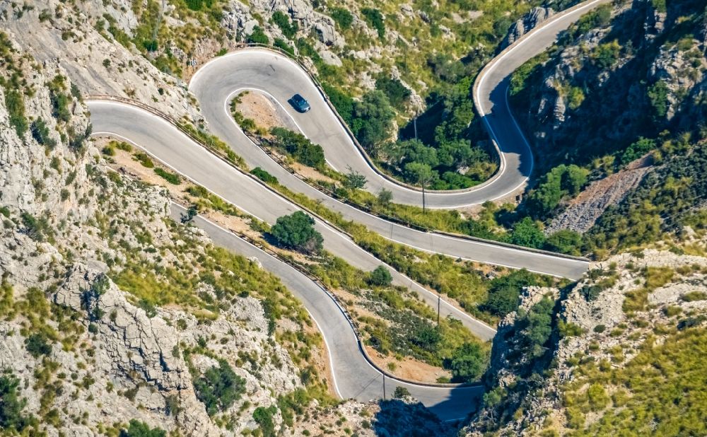 Escorca aus der Vogelperspektive: Serpentinenförmiger Kurvenverlauf einer Straßenführung in Escorca in Balearische Insel Mallorca, Spanien